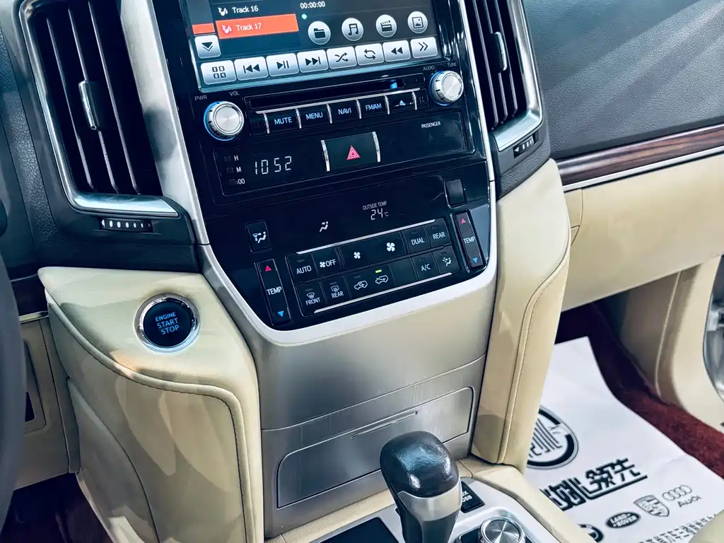 Toyota Land Cruiser 2017 — фото 8