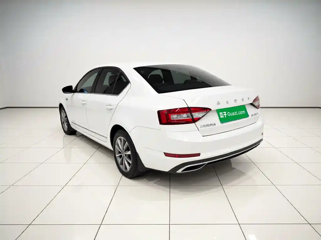 Skoda Octavia 2021 — фото 10