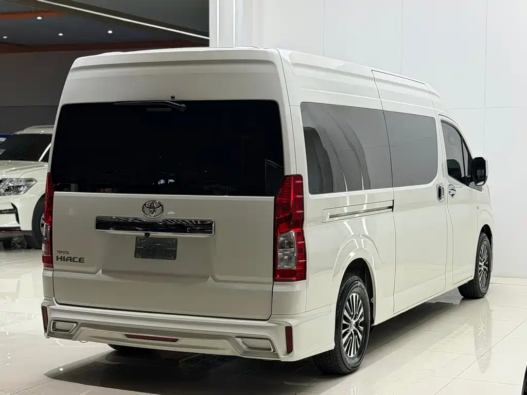 Toyota Hiace 2023 — фото 17