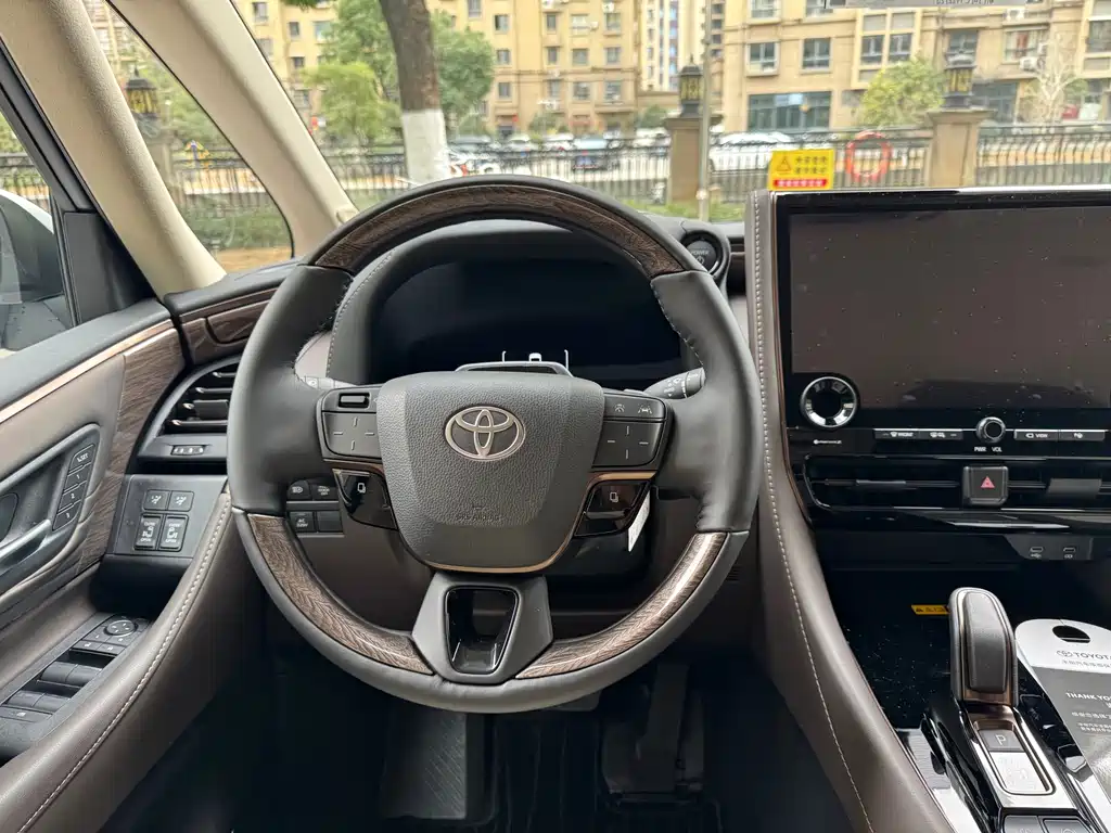 Toyota Alphard — фото 12