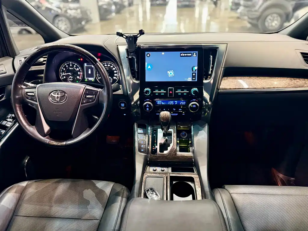Toyota Alphard 2020 — фото 13