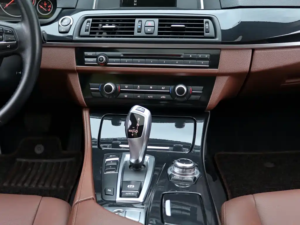 BMW 5 Series 2015 — фото 13