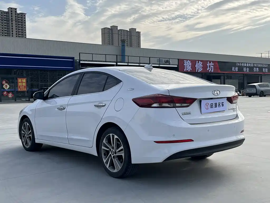 Hyundai Elantra 2018 — фото 19