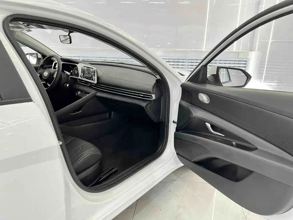 Hyundai Elantra 2024 — фото 17