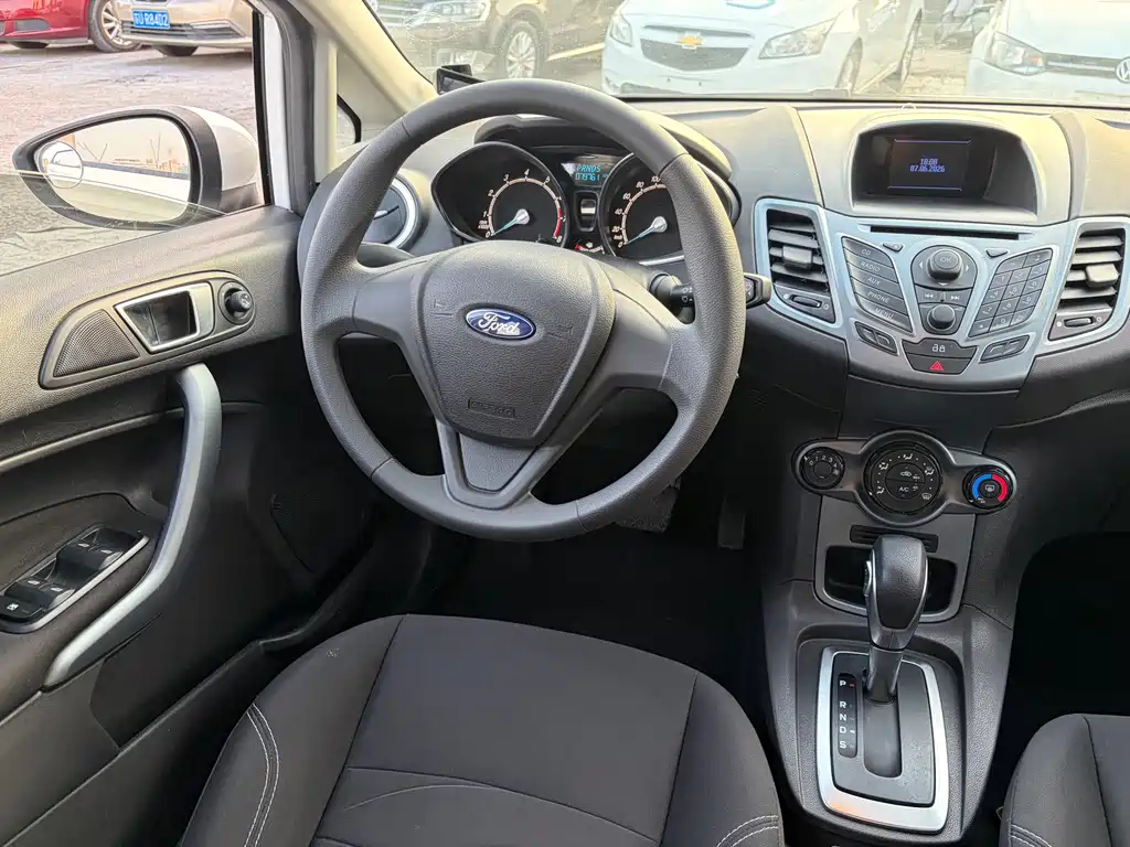 Ford Fiesta 2014 — фото 11