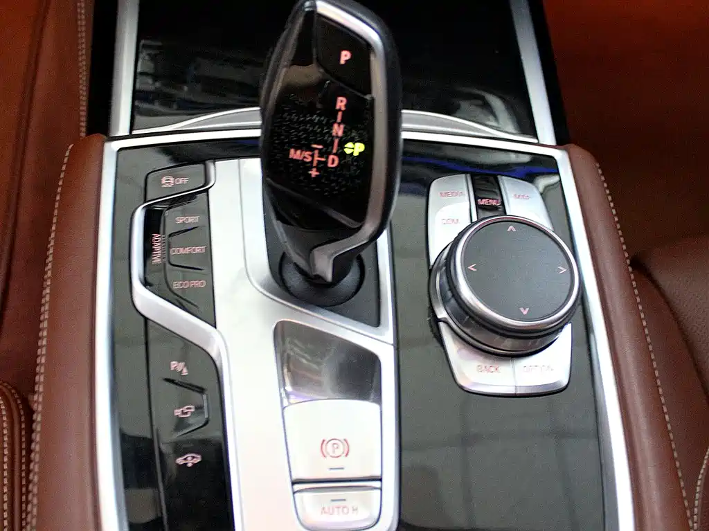 BMW 7 Series 2018 — фото 13