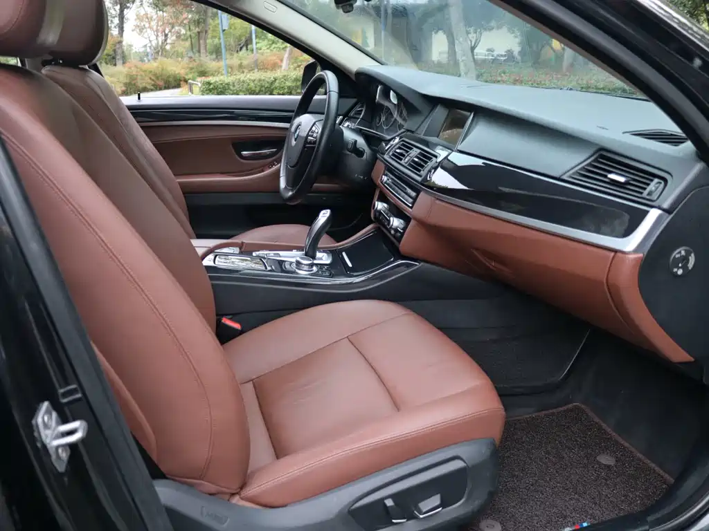 BMW 5 Series 2015 — фото 34