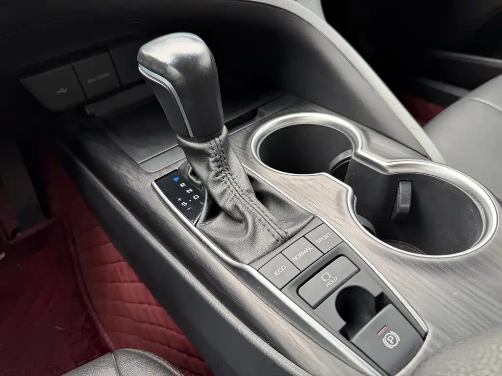 Toyota Camry 2022 — фото 10