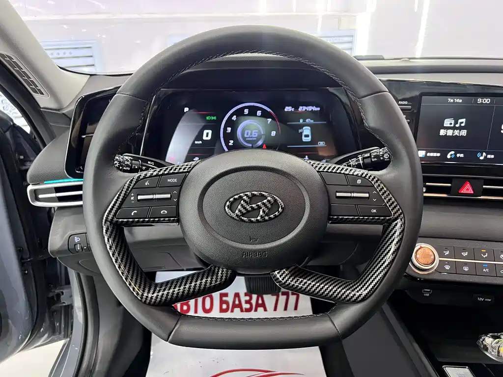Hyundai Elantra 2023 — фото 11