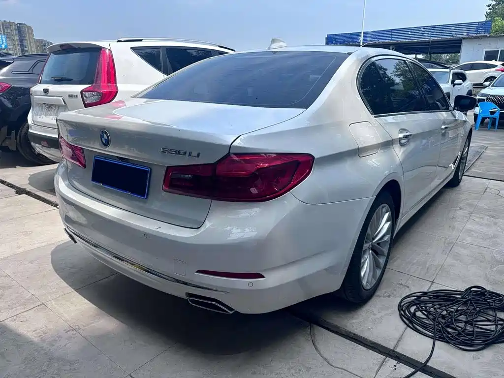 BMW 5 Series 2018 — фото 20