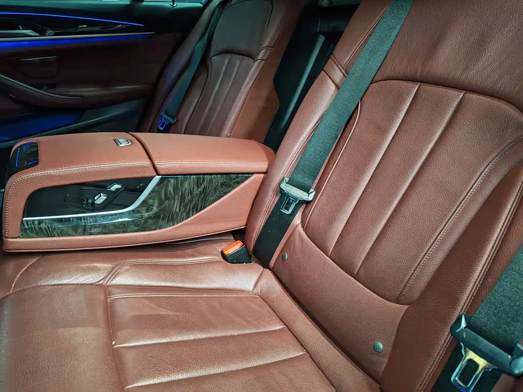 BMW 5 Series 2018 — фото 11