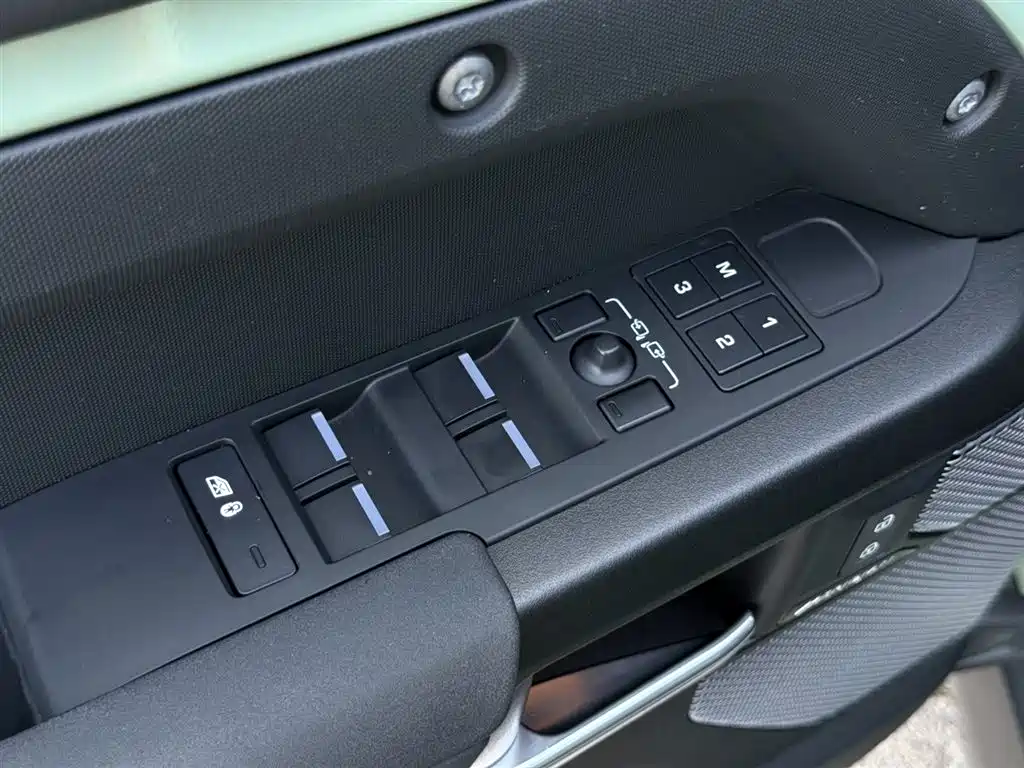 Land Rover Defender 2023 — фото 15