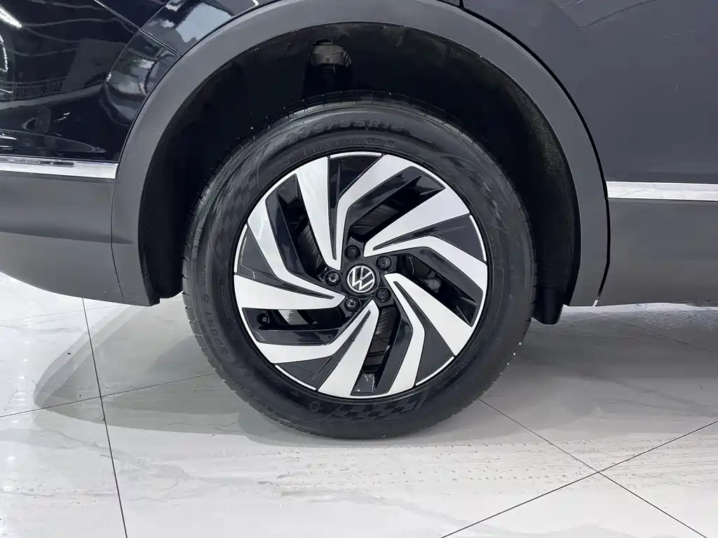 Volkswagen Tiguan L 2023 — фото 19