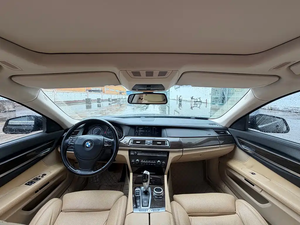 BMW 7 Series 2011 — фото 11
