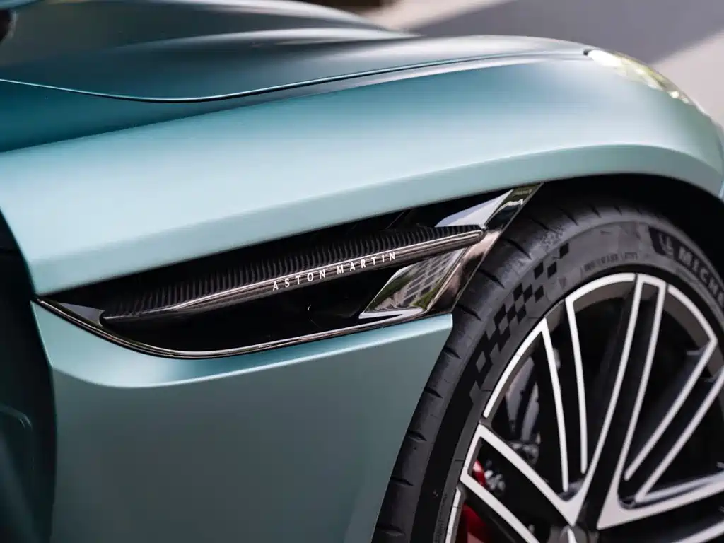 Aston Martin DB12 2025 — фото 26
