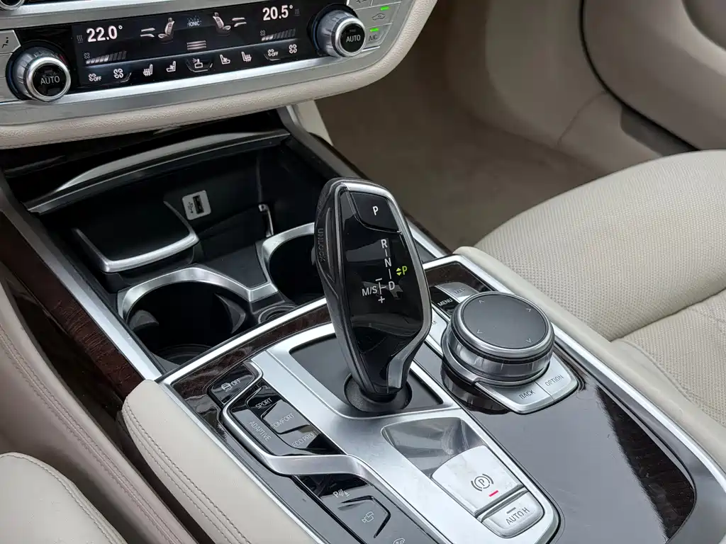 BMW 7 Series 2016 — фото 9
