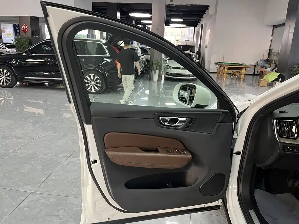 Volvo XC60 PHEV 2021 — фото 15