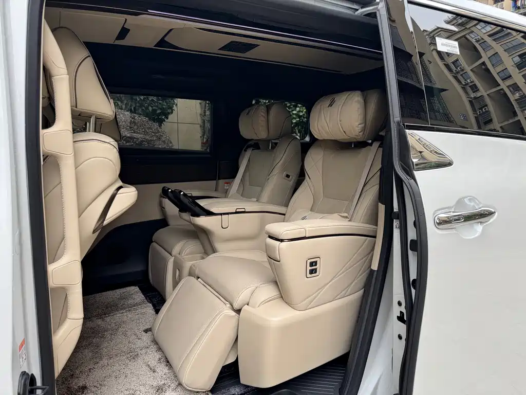 Toyota Alphard — фото 9