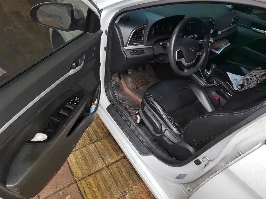 Hyundai Elantra 2017 — фото 17