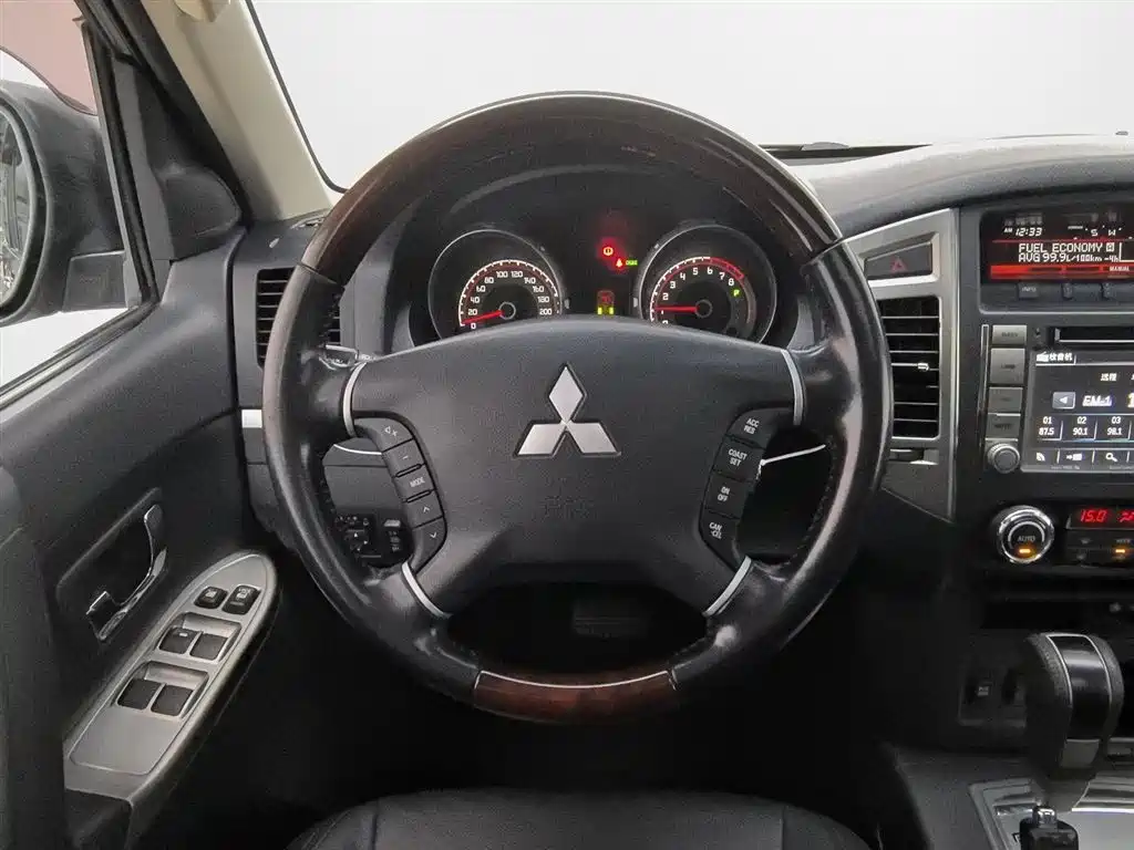 Mitsubishi Pajero 2015 — фото 11