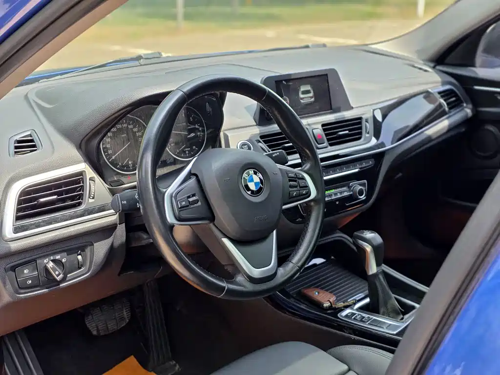 BMW 1 Series 2017 — фото 10