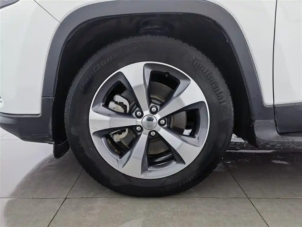 Jeep Cherokee 2019 — фото 17
