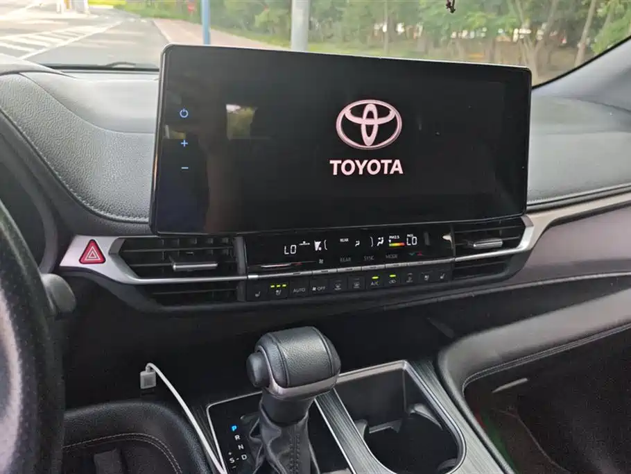 Toyota Sienna 2022 — фото 13
