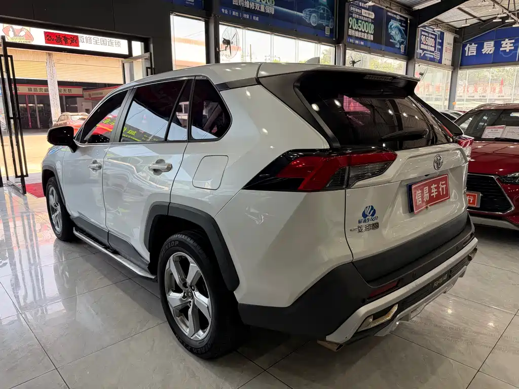 Toyota RAV4 2021 — фото 12
