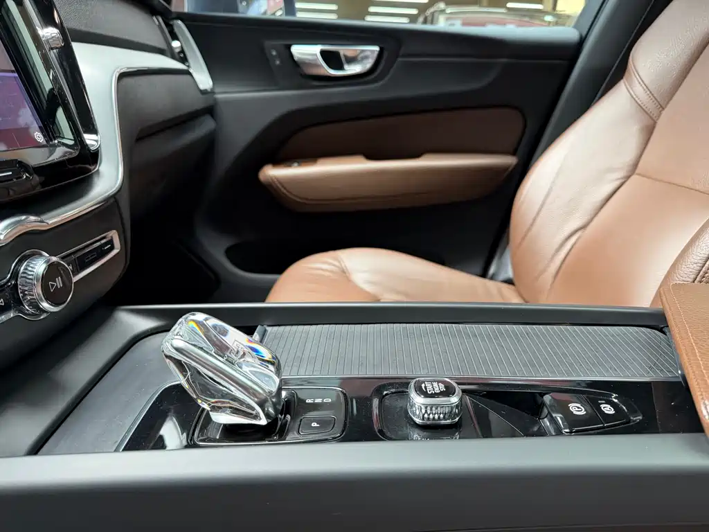 Volvo XC60 2022 — фото 16
