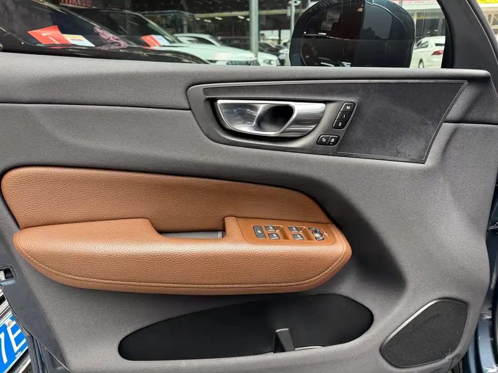 Volvo XC60 2022 — фото 21