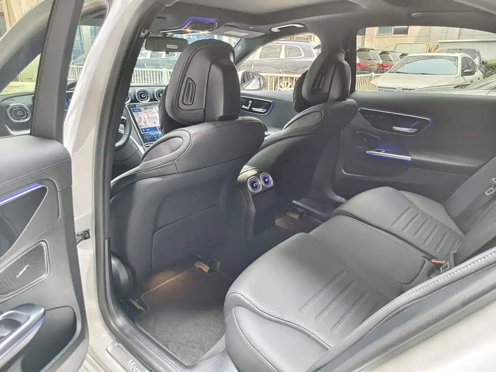 Mercedes-Benz C-Class 2025 — фото 12