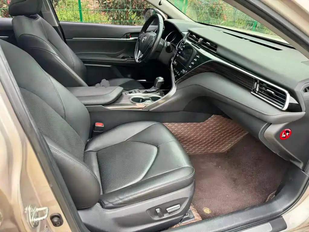 Toyota Camry 2018 — фото 16