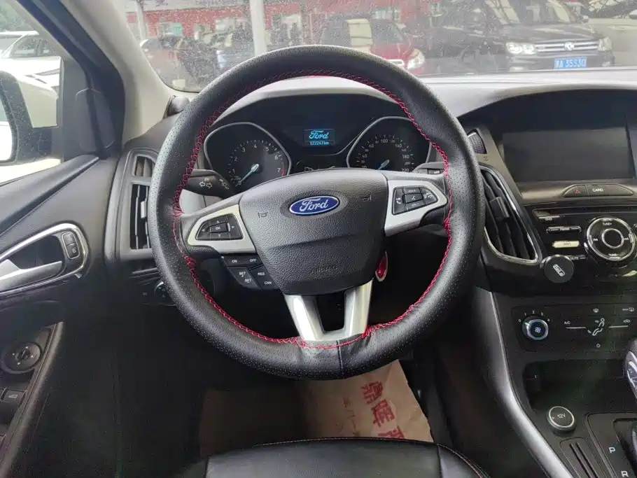 Ford Focus 2016 — фото 15