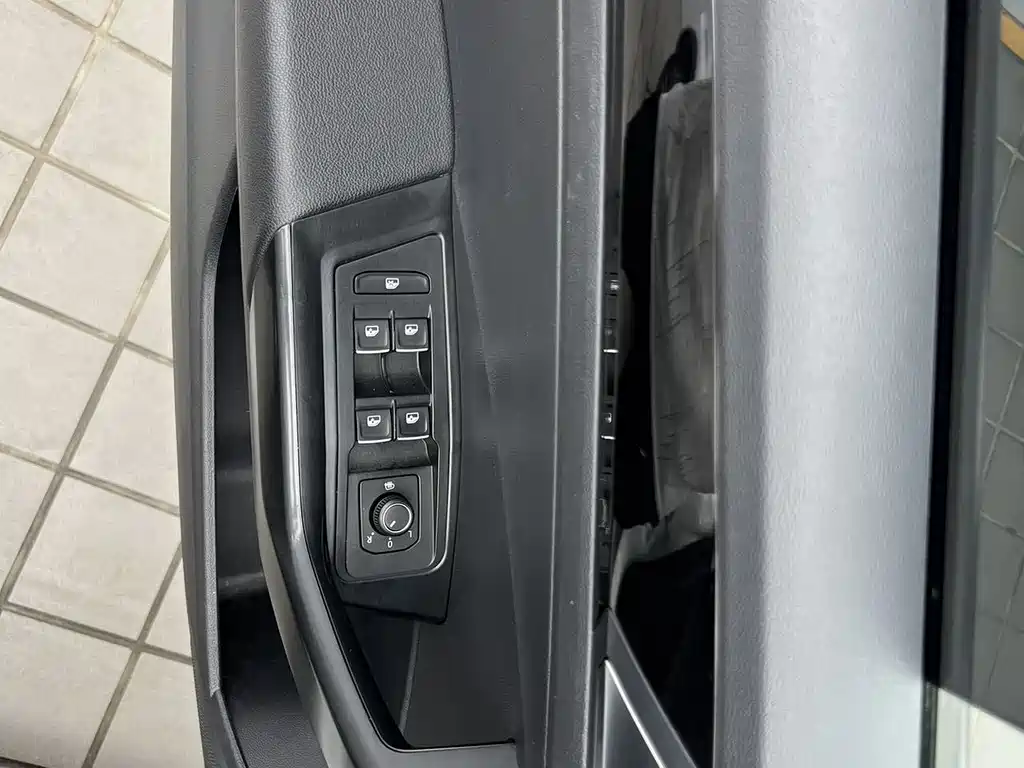 Volkswagen T-Roc 2023 — фото 14