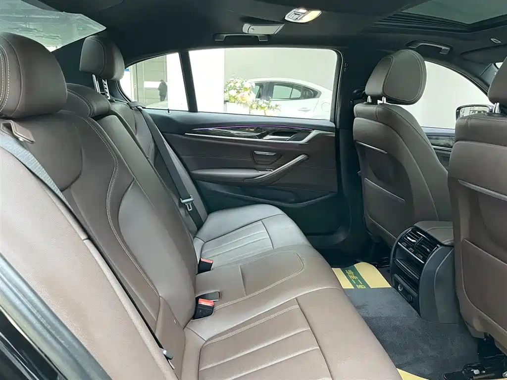 BMW 5 Series 2019 — фото 16