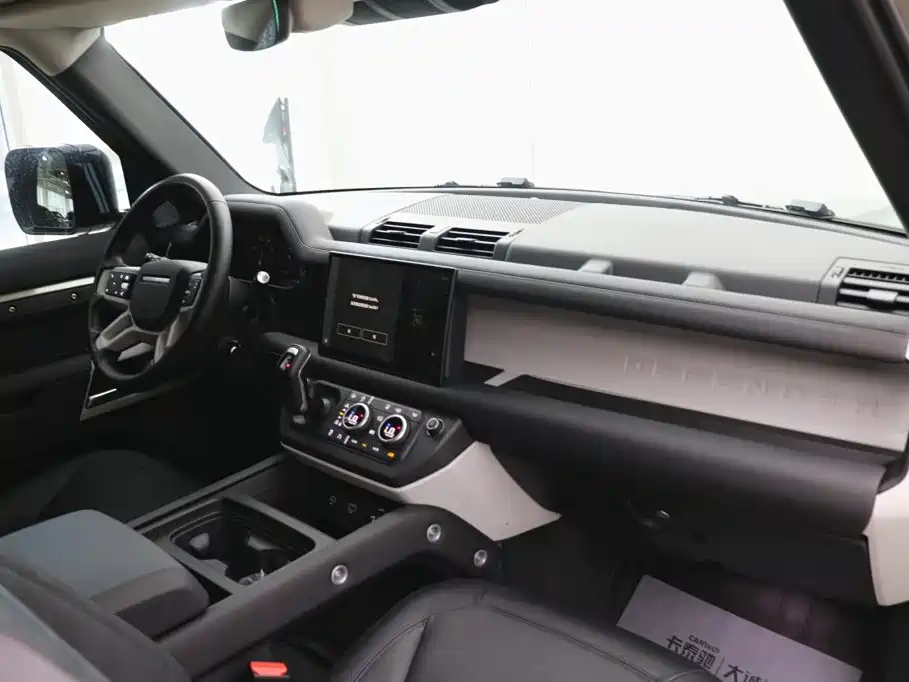 Land Rover Defender 2024 — фото 23