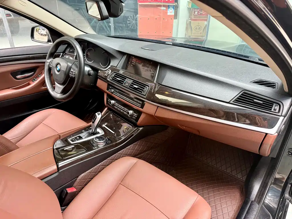 BMW 5 Series 2017 — фото 12