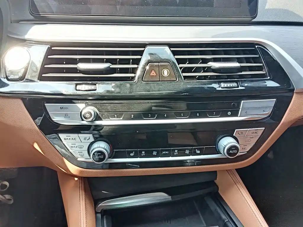 BMW 5 Series 2022 — фото 10