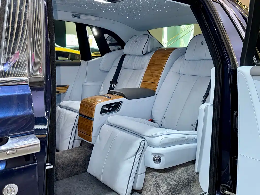 Rolls-Royce Phantom 2020 — фото 27