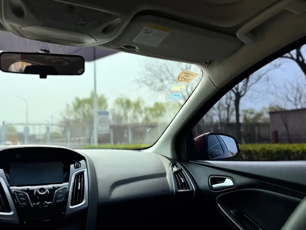 Ford Focus 2015 — фото 17