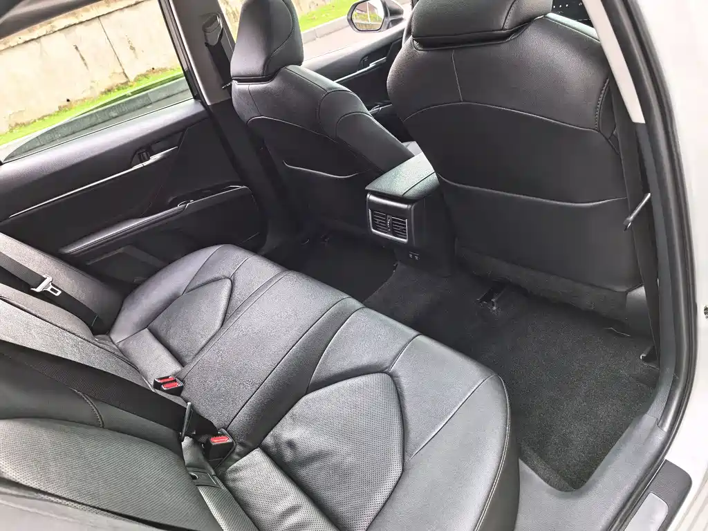 Toyota Camry 2023 — фото 11
