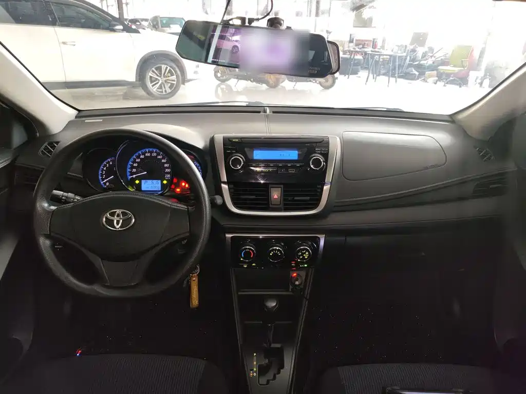 Toyota Yaris L 2018 — фото 10