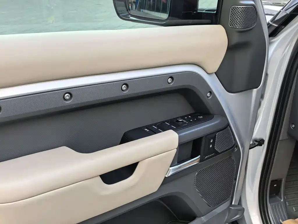 Land Rover Defender 2021 — фото 9