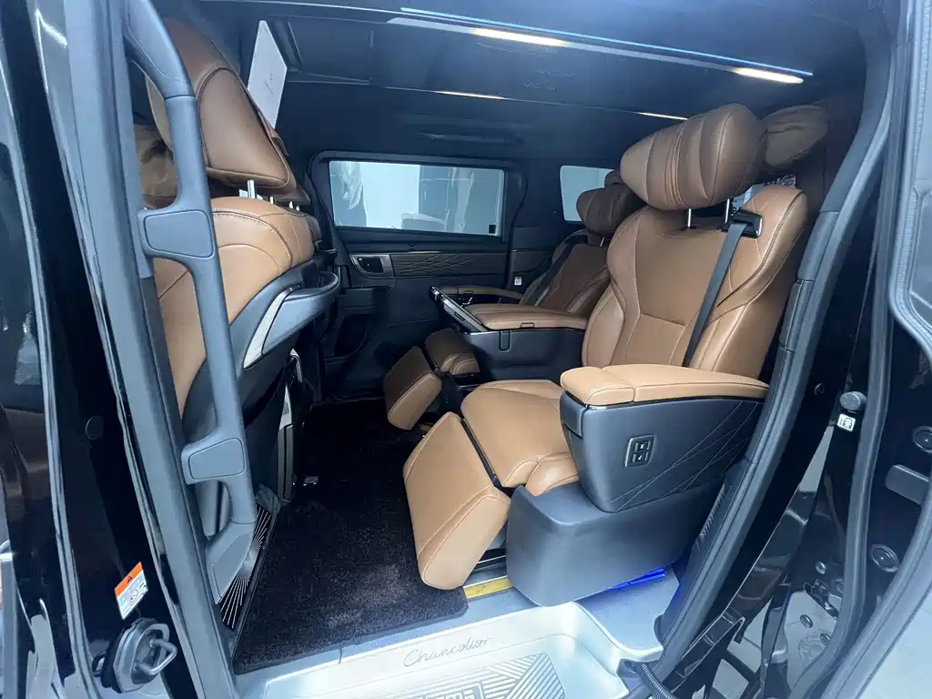 Toyota Alphard 2023 — фото 19
