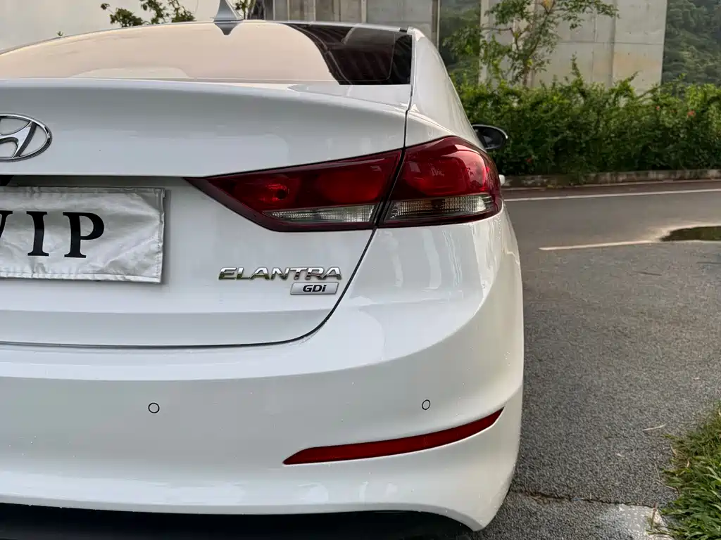 Hyundai Elantra 2017 — фото 12