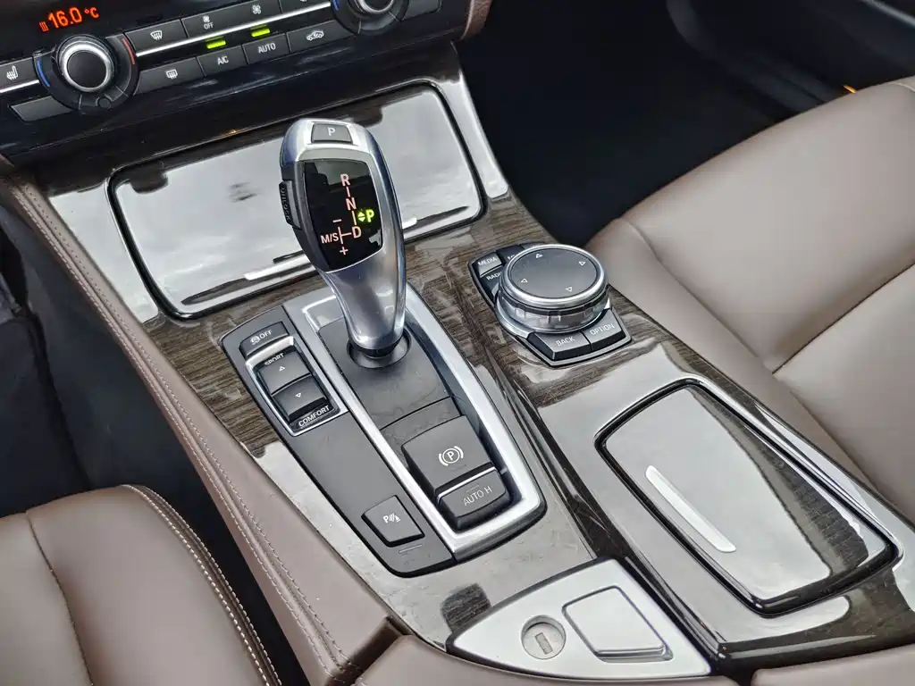 BMW 5 Series 2016 — фото 12
