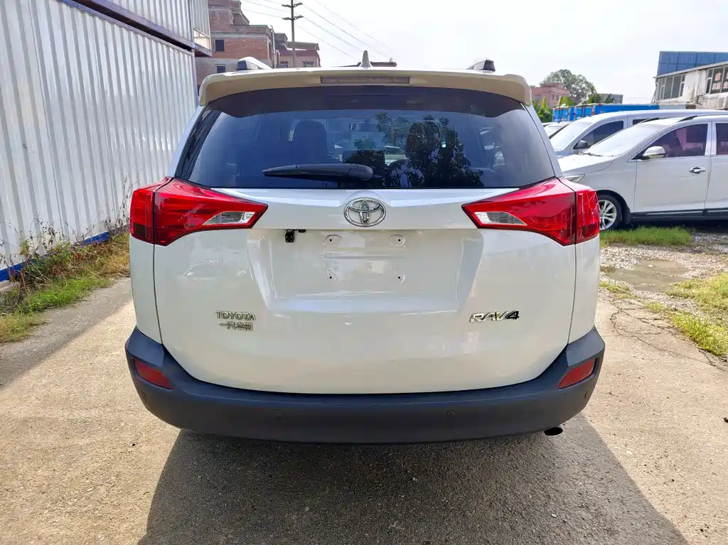 Toyota RAV4 2015 — фото 5