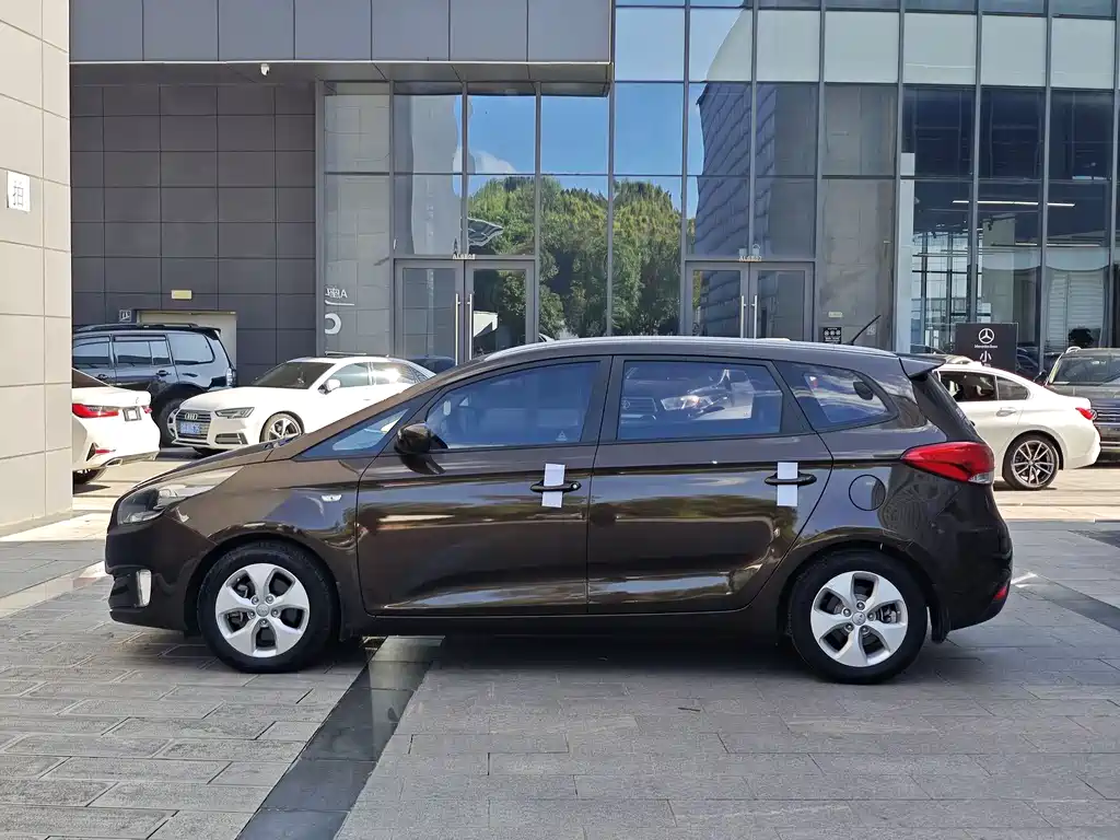 Kia Carens 2015 — фото 8