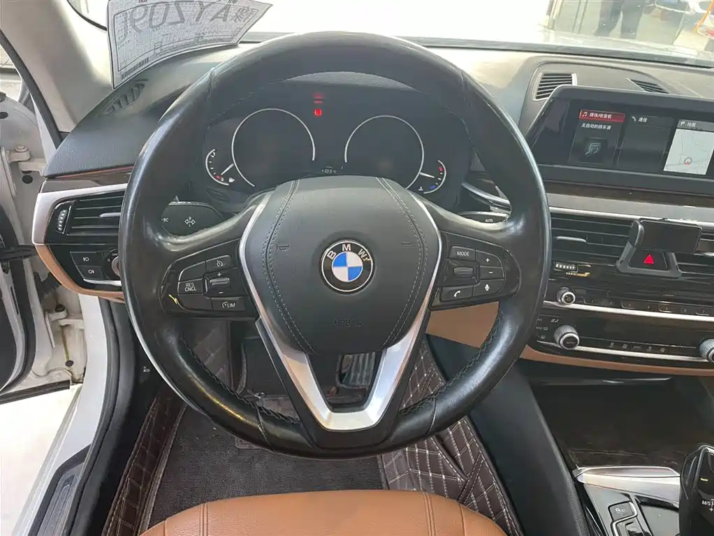 BMW 5 Series 2018 — фото 11