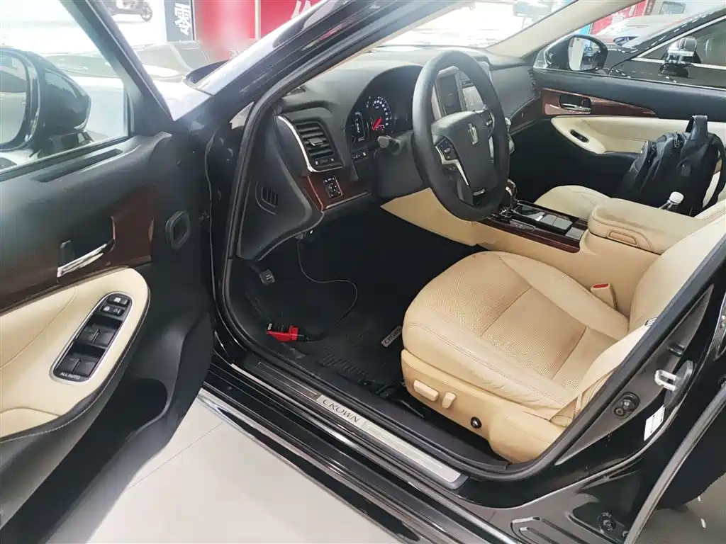 Toyota Crown 2017 — фото 12